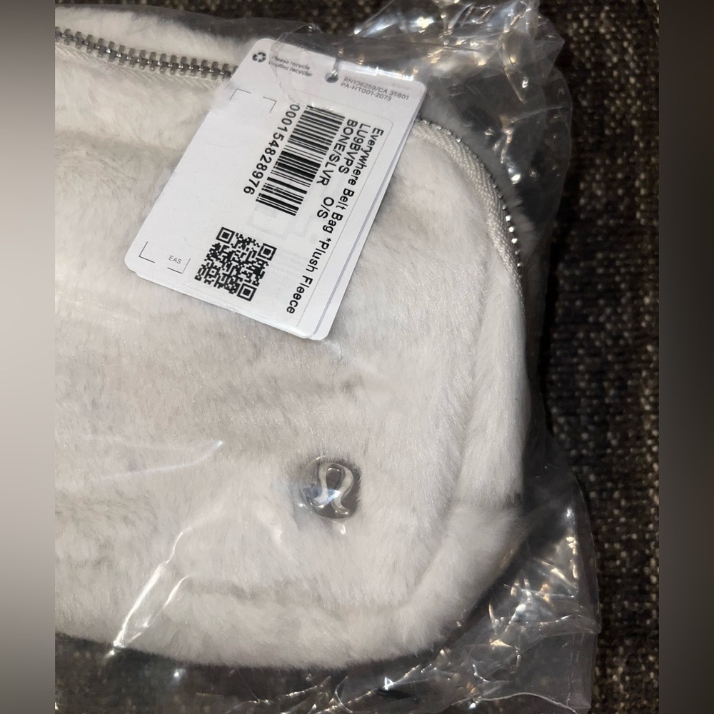 NWT Lululemon Everywhere Belt Bag Plush Fleece -Bone Color - Picture 10 of 11